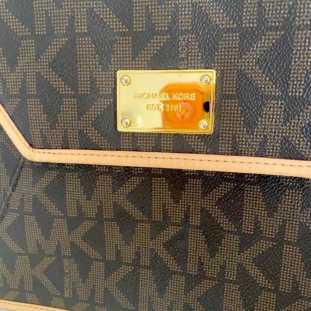 Michael kors clutch or can be use for ipad